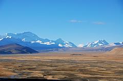 
The view across the plains from Tingri include Cho Oyu (8201m), the pointed peak Nangpai Gosum I (7351m, also called Pasang Lhamu Chuli, Josamba and Cho Aui), the Nangpa La pass between Tibet and Nepal, and Jobo Rabzang (6666m) on the right.
